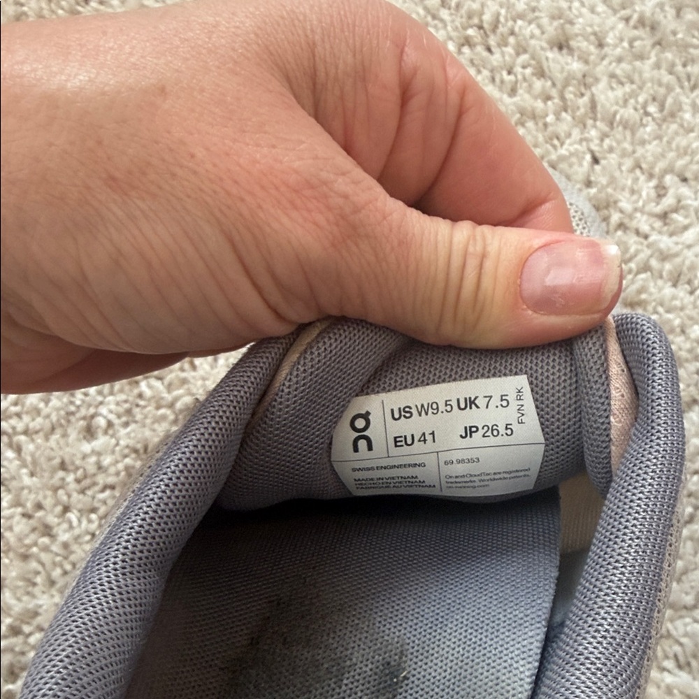 On clouds Running Shoes - Picture 7 of 7